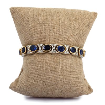un gros plan sur un coussin posé sur un oreiller, sur lequel repose une bague
