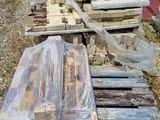 de nombreuses pièces de bois posées sur une palette dans la cour