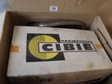 une boîte en carton sur laquelle figure une autre boîte avec un logo