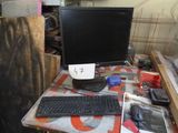un bureau équipé d'un clavier et d'un écran