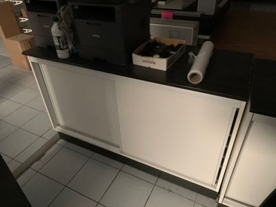 une photo d'un plan de travail de cuisine sur lequel est posée une imprimante
