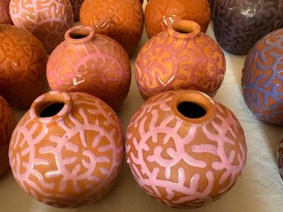 de nombreux vases de différentes couleurs posés sur une table