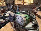 une table sur laquelle sont posés de nombreux outils