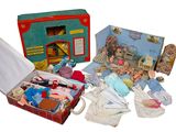 une valise contenant de nombreux objets, posée sur une surface blanche