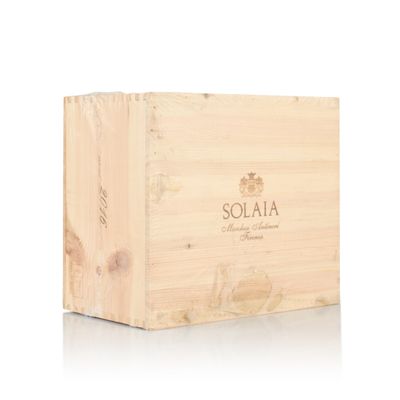 la caisse en bois est vide et prête à être remplie de vin