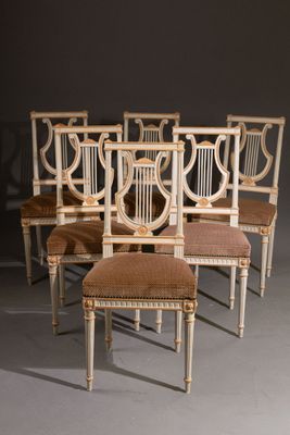 Suite de six chaises en bois mouluré laqué blanc, rechampis rouille, l