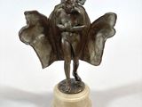 statue en bronze représentant une femme ailée, posée sur un socle en marbre