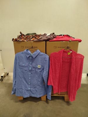 deux chemises posées sur des cartons