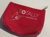 une petite pochette rouge sur laquelle est écrit le mot « totally »