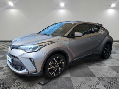 un SUV Toyota C-HR argenté garé dans un garage