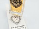 gros plan d'un flacon de parfum sur une surface blanche