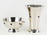 une paire de vases en argent, ornés chacun de saphirs bleus