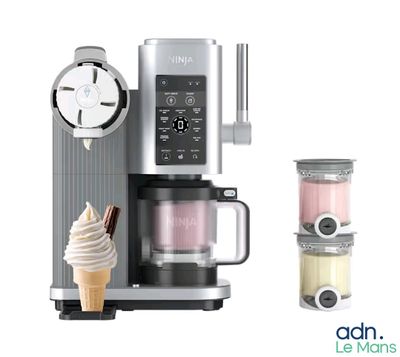 une photo d'une cafetière avec de la glace devant