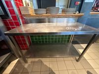 1 table en inox à 2 plateaux dosseret 140 cm