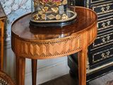 une petite table sur laquelle est posée une horloge, dans une pièce