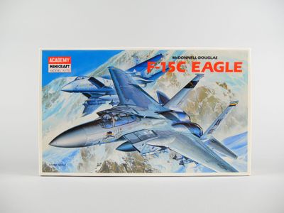 une image représentant une maquette d'avion de chasse volant dans le ciel