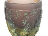 un verre orné d'un motif sur l'extérieur