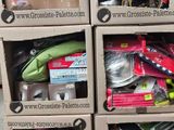 un chariot sur lequel sont empilées plein de chaussures