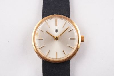 gros plan d'une montre sur une surface blanche