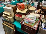beaucoup de cartons, empilés sur une table