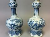 paire de vases bleus et blancs posés sur une table