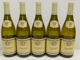 six bouteilles de vin sont alignées sur une surface blanche
