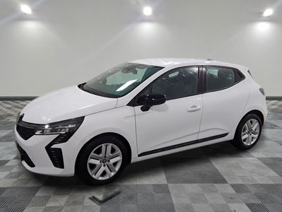 la voiture blanche est garée sur un carrelage à carreaux