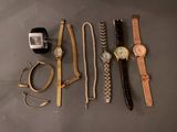de nombreuses montres et bracelets de toutes sortes disposés sur une table
