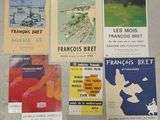 de nombreuses affiches posées par terre dans une pièce