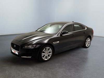 La Jaguar noire est garée dans une grande pièce au sol noir.