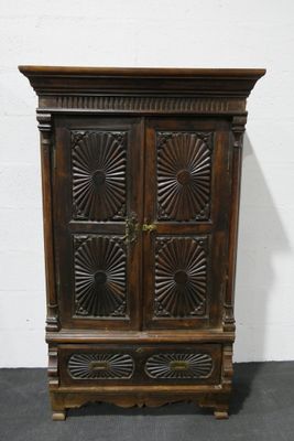 une vieille armoire en bois avec quatre tiroirs et une porte