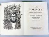 un livre ouvert sur lequel figure le dessin d'un homme en smoking