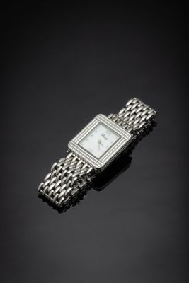 gros plan d'une montre sur une surface noire avec un fond noir