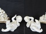 trois figurines représentant une femme et un enfant posées sur une table