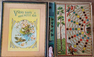 deux livres posés sur une table