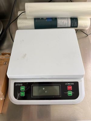 une image représentant une balance sur laquelle est posé un rouleau de papier