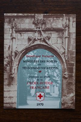 une photo d'une plaque accrochée au mur d'un immeuble
