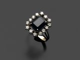 une bague à grappes de saphirs et de diamants