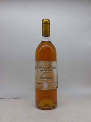 une bouteille de vin posée sur une table