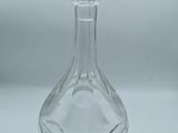carafe en verre transparent avec un bouchon et un socle en forme de losange
