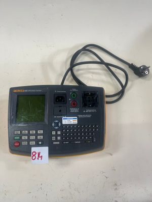 une image représentant une calculatrice reliée à un câble