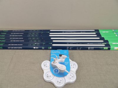 plusieurs multiprises et une multiprise posée sur une table