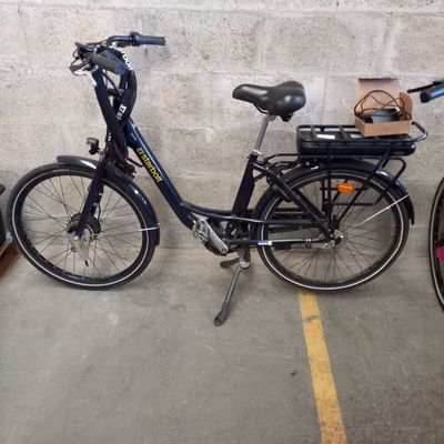 deux vélos garés l'un à côté de l'autre sur un parking