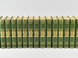 une rangée de livres verts empilés les uns sur les autres