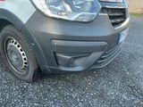 une voiture garée sur le côté de la route