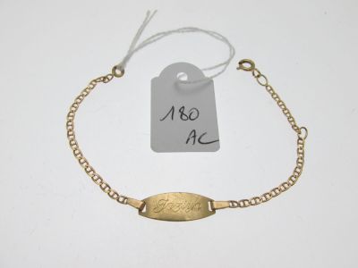 une photo d'un bracelet en or muni d'une étiquette