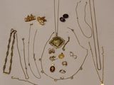 de nombreux colliers et bracelets en or disposés sur une table