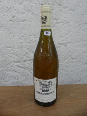 une bouteille de vin posée sur une table