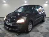 la photo d'une voiture noire garée dans un garage