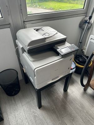 une imprimante posée sur une table dans une pièce